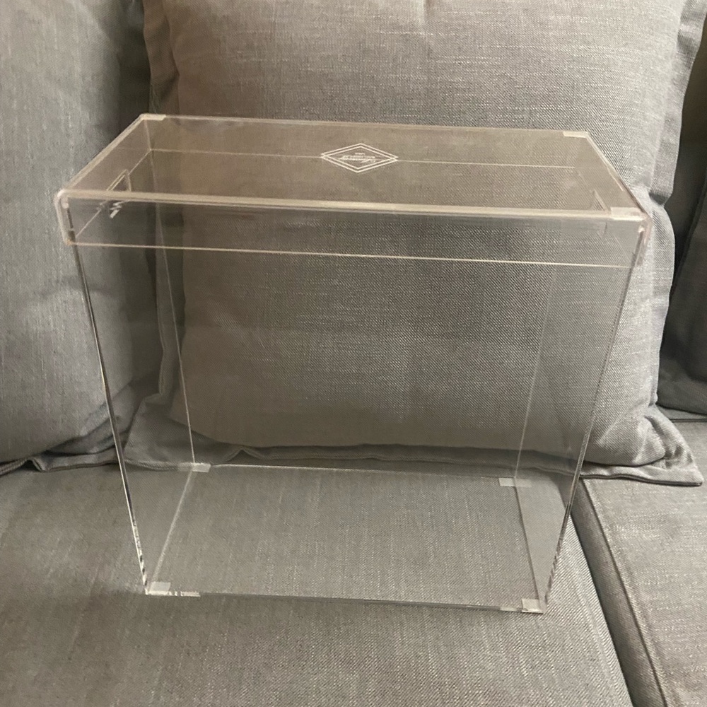 Kelly 28 Luxury bag display acrylic case